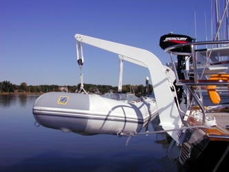 Transom mounted davits